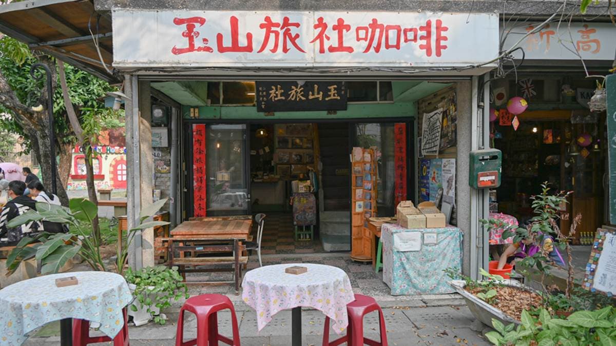 IG必打卡！嘉義70年老屋旅社變身咖啡店，懷舊木造建築超好拍、能小歇也能住１晚