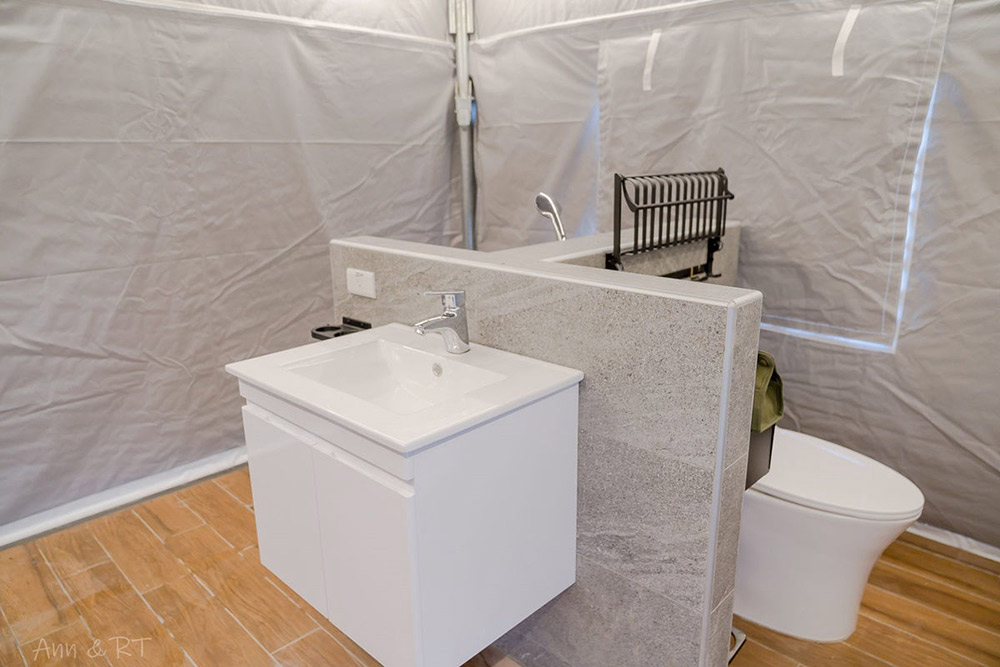 每間帳篷裡都含有獨立衛浴區，後方門拉開就是衛浴空間，洗澡很方便。